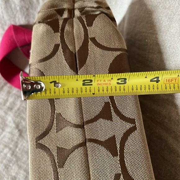 Coach shoulder/crossbody tan signature print bag with pink detail - Picture 4 of 8